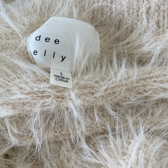 Dee Elly | New without Tags Fuzzy Bell Sleeve Cropped Sweater - Picture 3 of 8